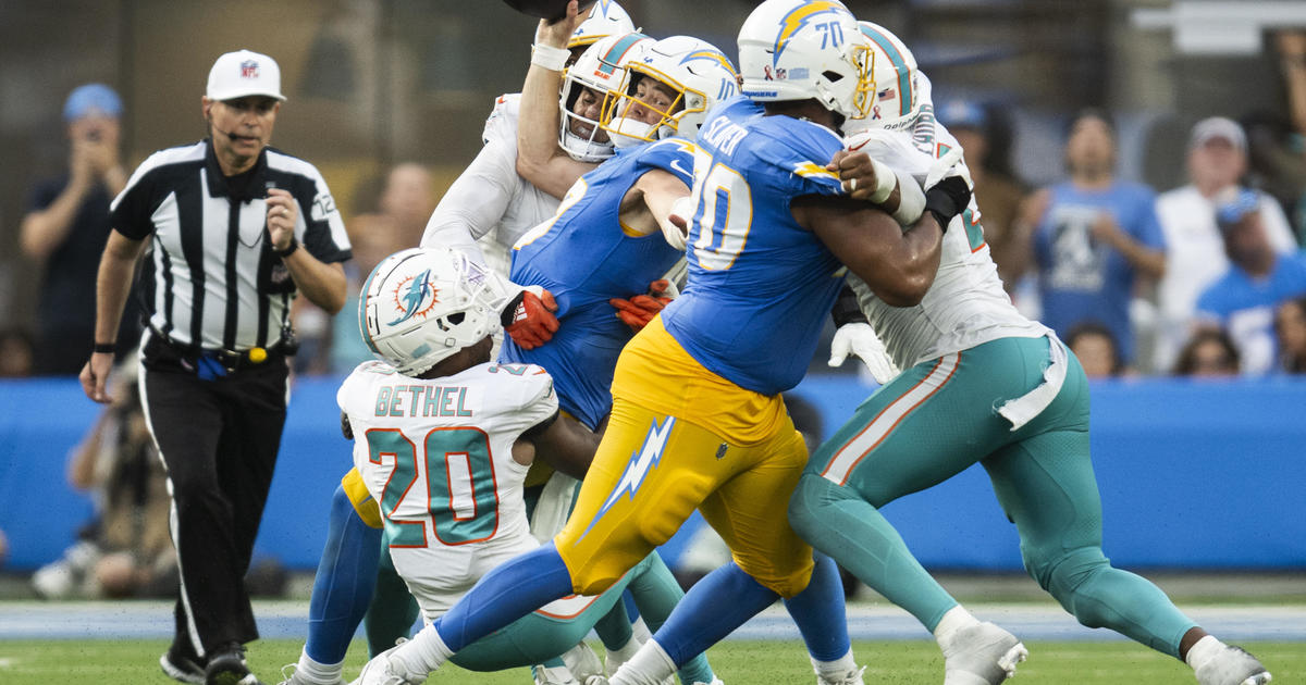 Dolphins' defense hoping to adjust, stop the run after poor performance  against Chargers - The San Diego Union-Tribune