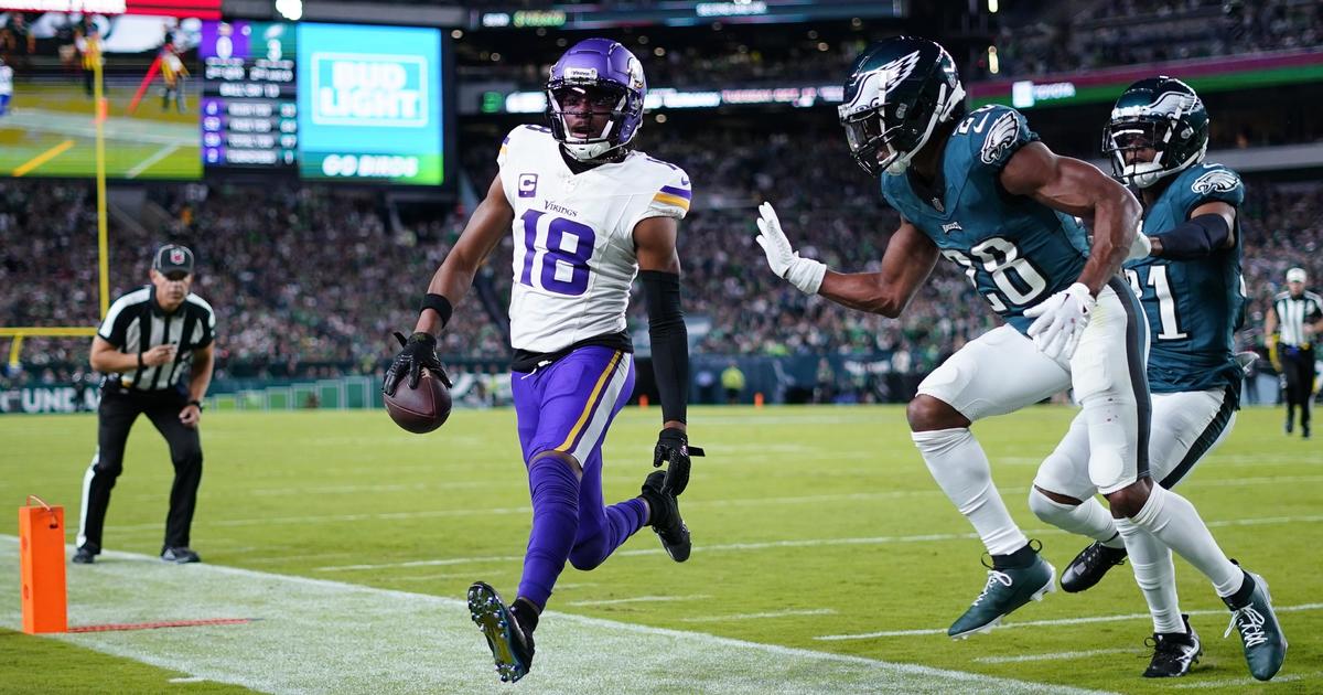 Eagles hold off fumble-prone Vikings 34-28; Jefferson makes NFL