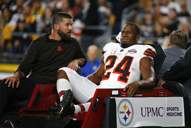 Cleveland Browns RB Nick Chubb carted off field after knee injury against  Steelers - CBS Pittsburgh