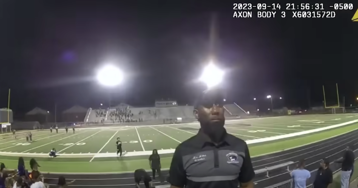 Видео от Bodycam показва как директорът на гимназиален оркестър в Алабама е удрян с електрошок, арестуван след отказ да прекрати представлението