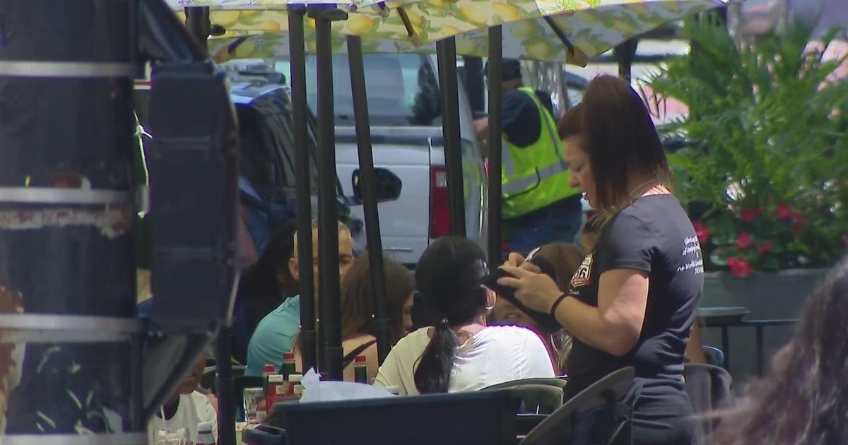Lower minimum wage for tipped workers could be a thing of the past in Chicago - CBS Chicago