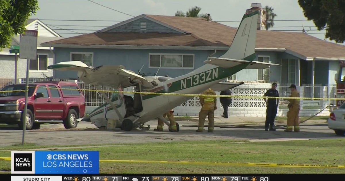 Plane crashes in neighborhood, pilot suffers minor injuries - CBS Los ...