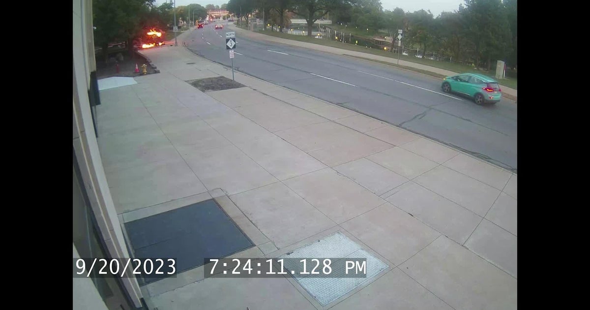 1 person dead after vehicle crashes into retaining wall outside Macomb 1 person dead after vehicle crashes into retaining wall outside Macomb