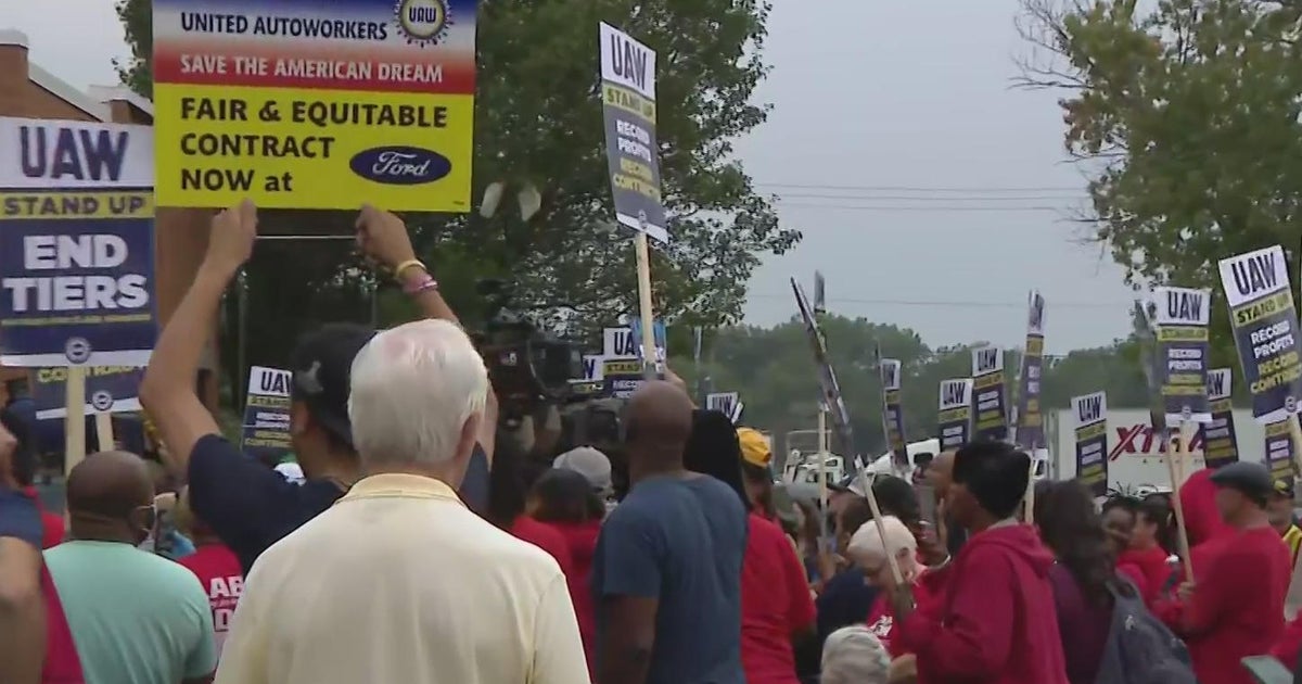 Autoworkers rally in Chicago amid strike - CBS Chicago
