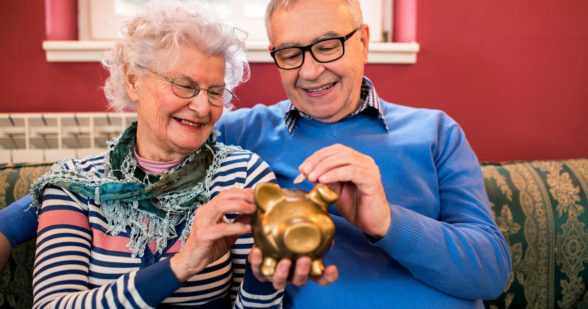 Как възрастните хора могат да купуват златни кюлчета и монети