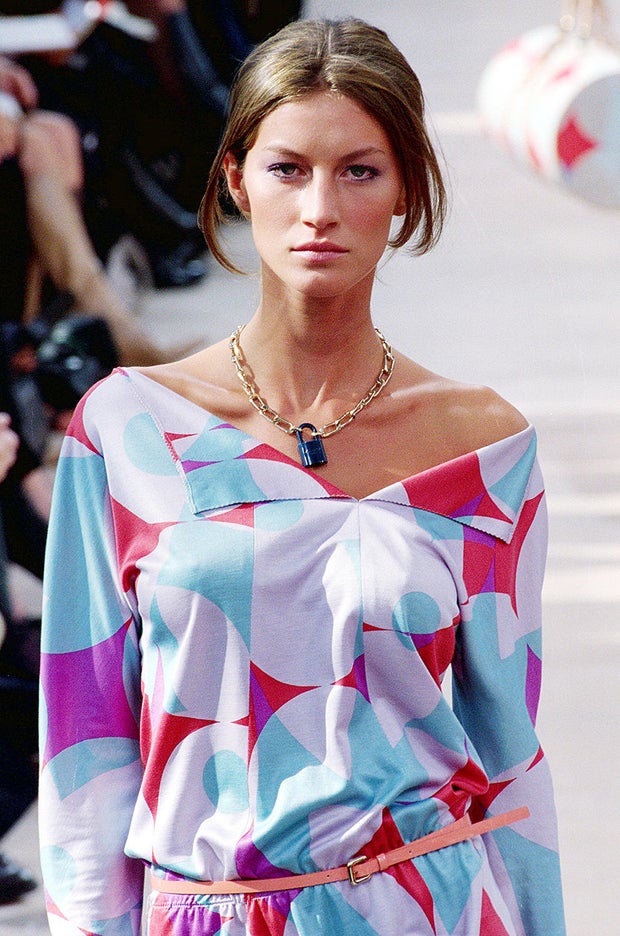 Louis Vuitton : Runway - Paris Fashion Week - Ready To Wear Spring/Summer 1999