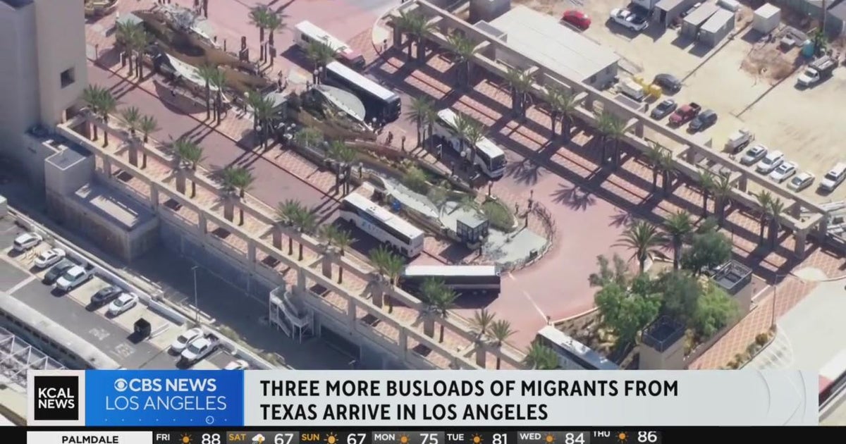 3 more busloads of migrants from Texas arrive to LA - CBS Los Angeles