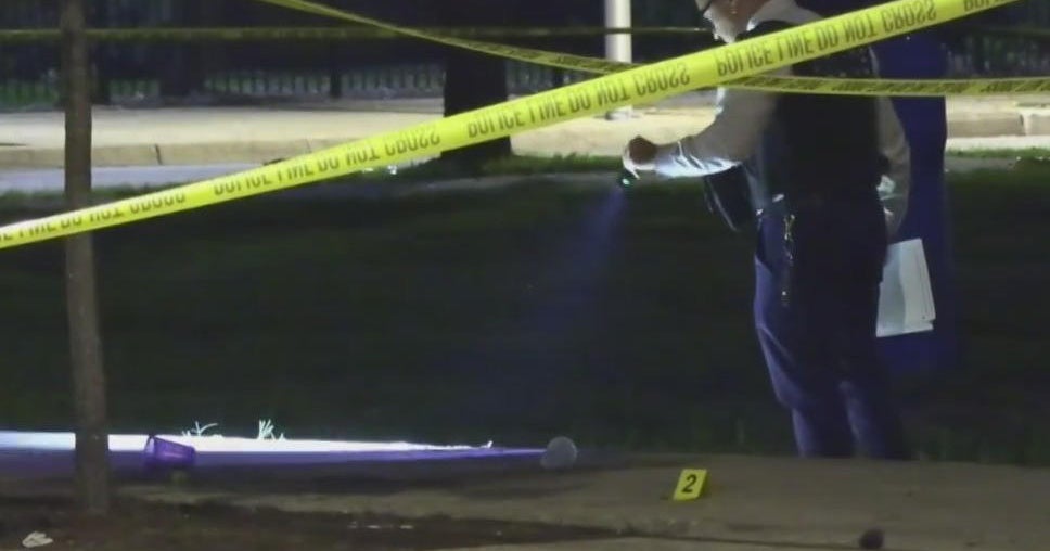 2 shot, 1 killed while standing outside in North Lawndale - CBS Chicago