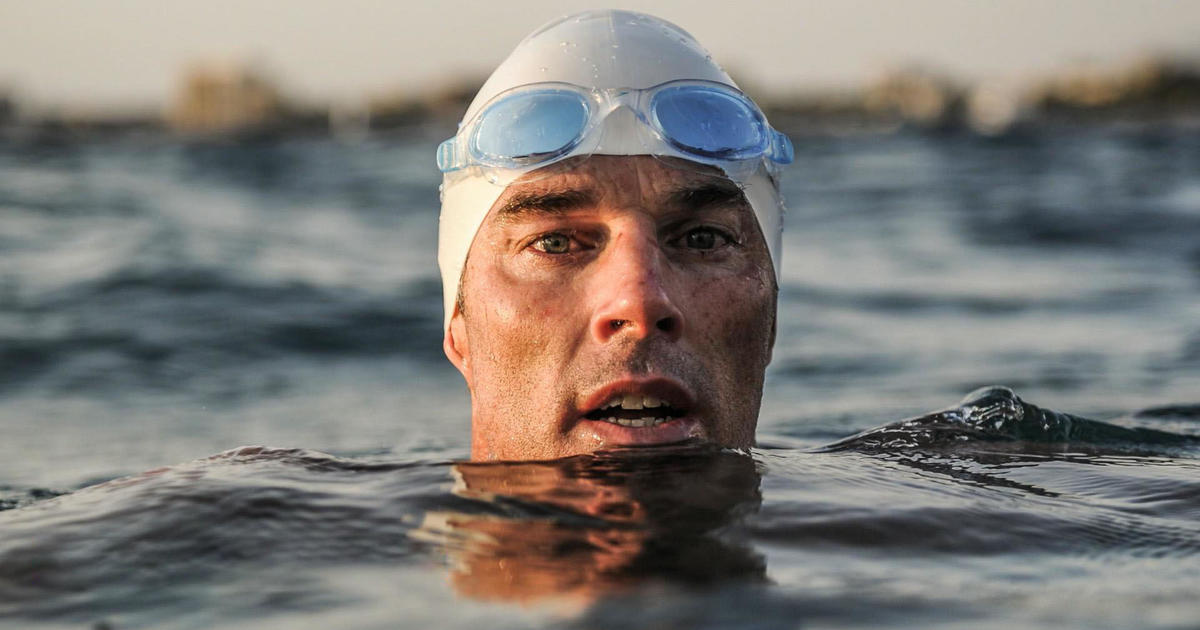 Луис Пю 53 годишен плувец за издръжливост държи уникално отличие той