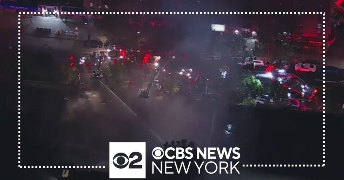 Fire tears through several Bronx businesses - CBS New York