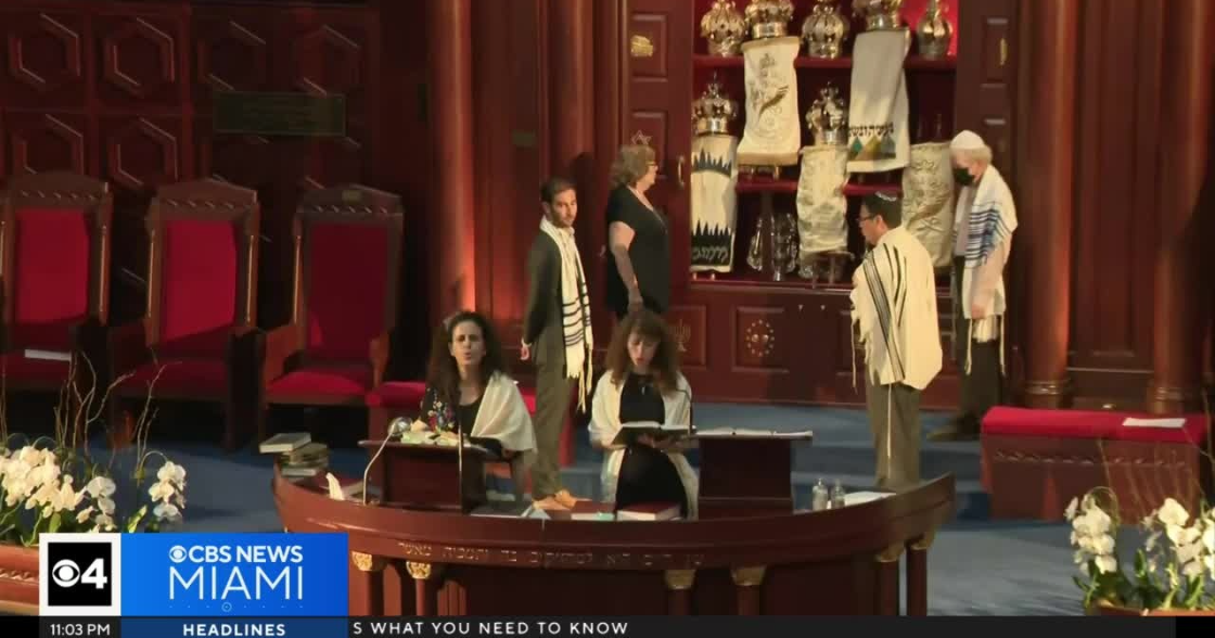 Prayers for peace as individuals assemble for Shabbat services all over South Florida Prayers for peace as individuals assemble for Shabbat services all over South Florida