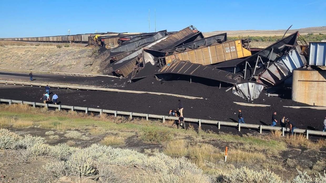 Both directions of I25 closed after train derails north of Pueblo