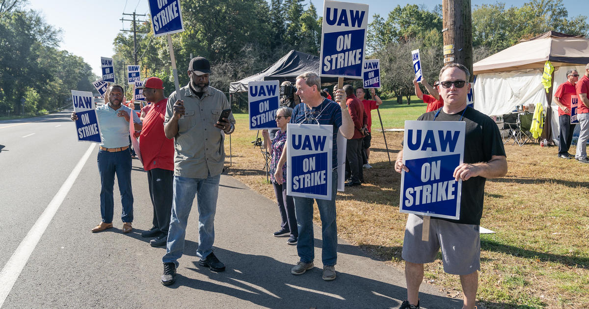 Nearly 7,000 Stellantis factory workers join the UAW strike