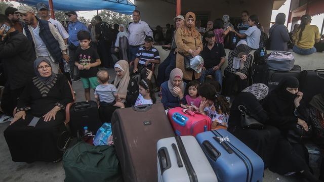 cbsn-fusion-gaza-residents-able-to-make-it-to-border-crossings-face-hopeless-situation-thumbnail-2375082-640x360.jpg 