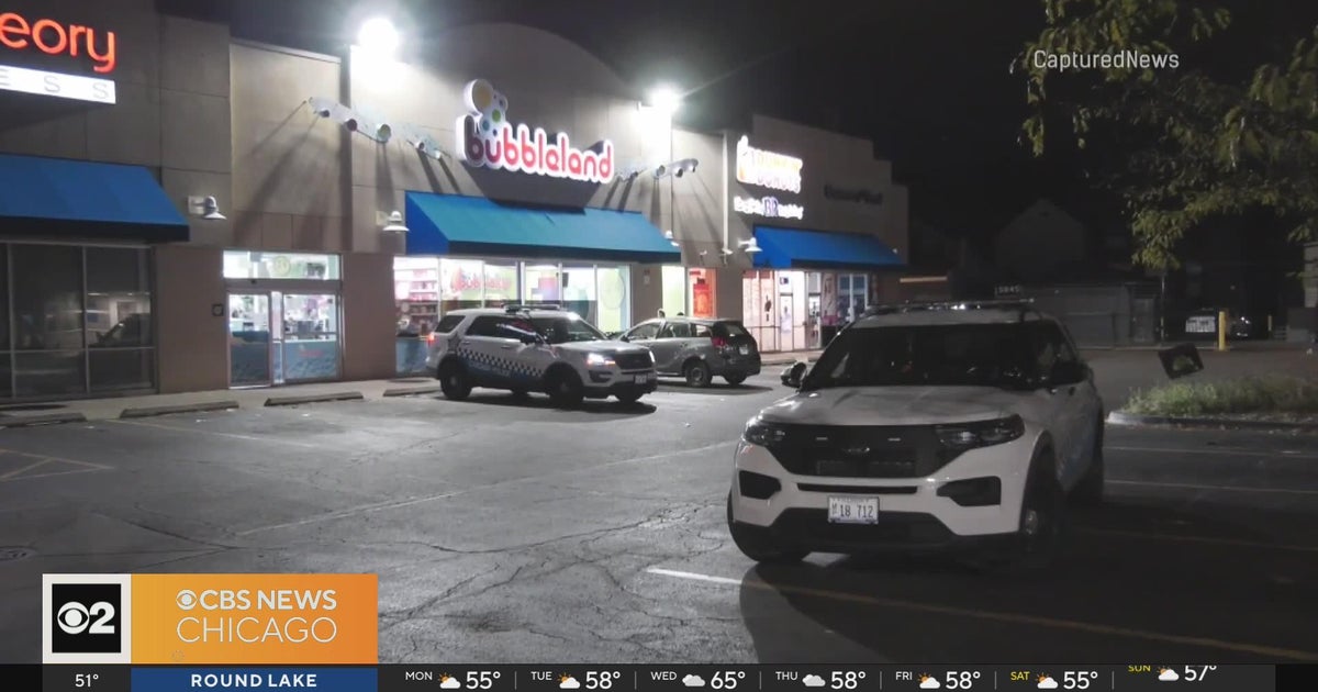 Woman critically injured in stabbing at Chicago laundromat - CBS Chicago