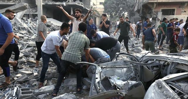 Biden besucht Israel, während die Hamas ein Geiselvideo veröffentlicht und israelische Bomben auf Gaza fallen Biden besucht Israel, während die Hamas ein Geiselvideo veröffentlicht und israelische Bomben auf Gaza fallen