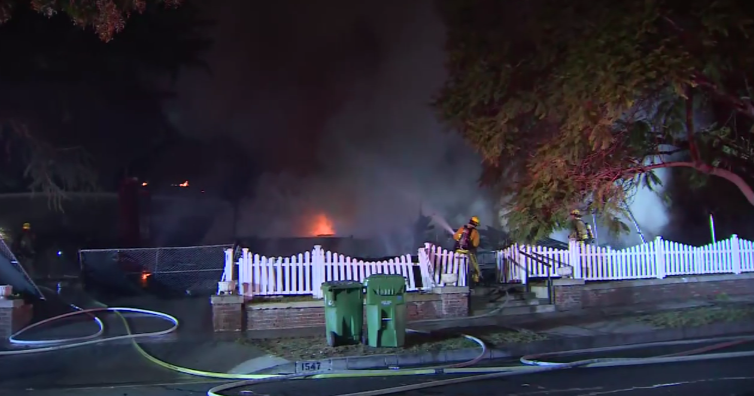 Crews knock out fire at vacant home in Hollywood - CBS Los Angeles