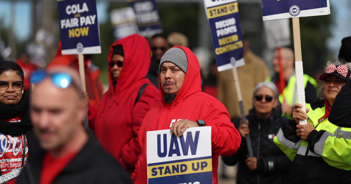 Biden tells UAW picket line to 'stick with it,' appears to endorse 40%  raise - MarketWatch