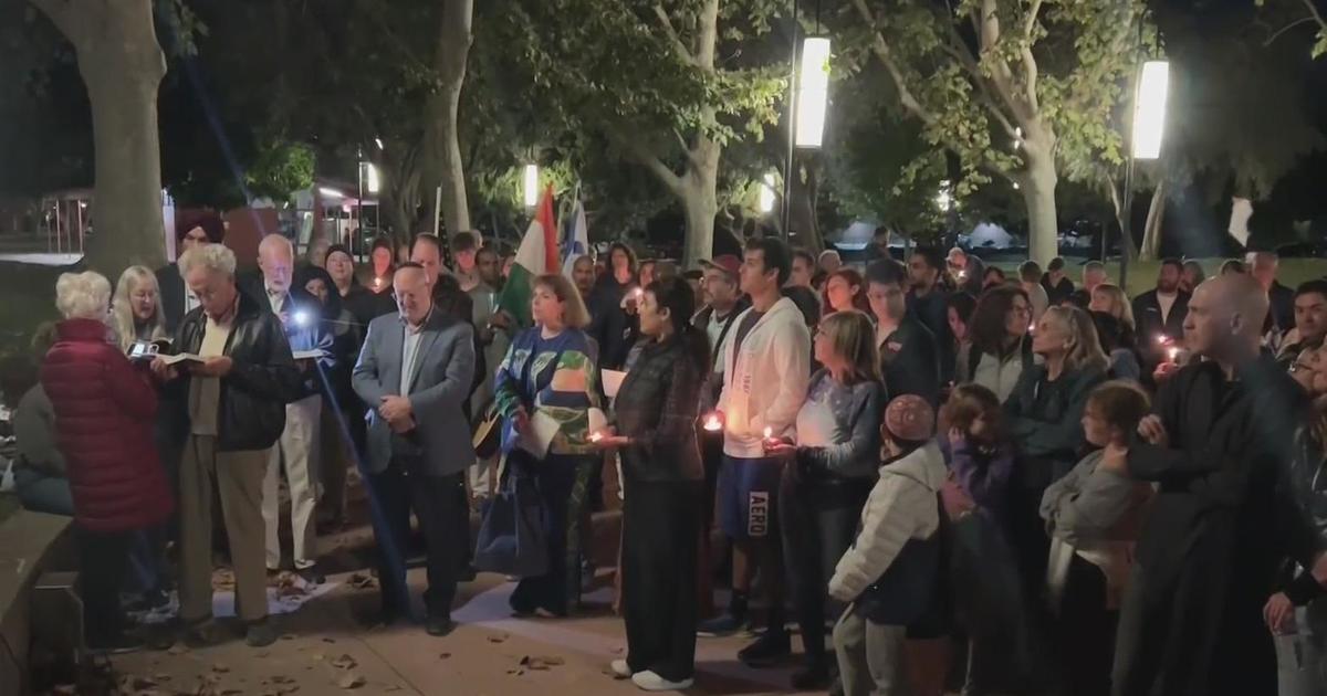 Interfaith prayer vigil in Palo Alto calls for peace and denounces hatred
