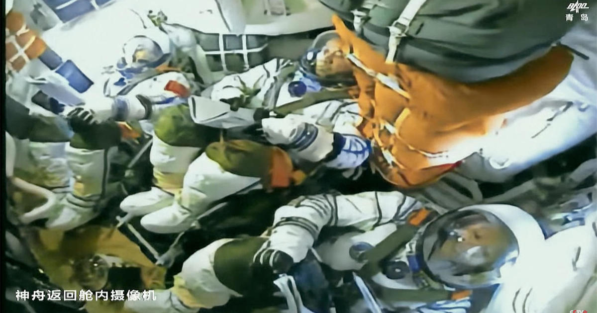 Китай изстреля нов екипаж от трима души до космическата станция