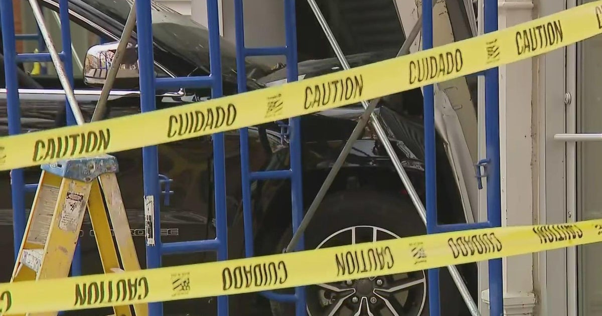 Car rams into another Chicago sneaker store in attempted smash and grab ...