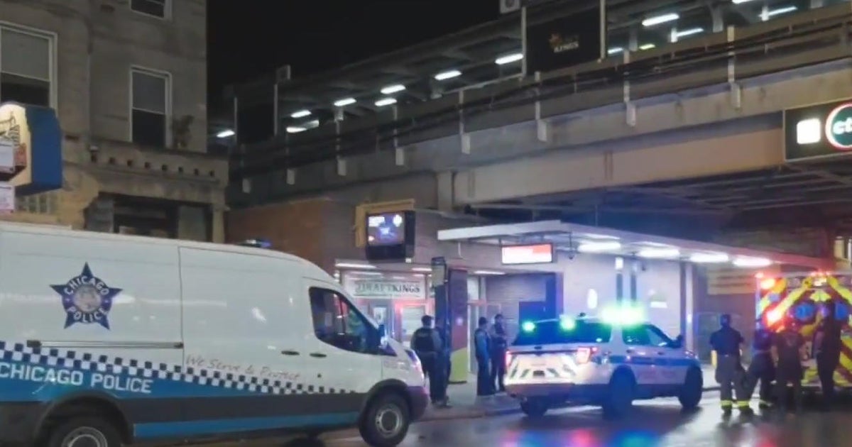 Argument leads to man stabbed near Chicago police station - CBS Chicago