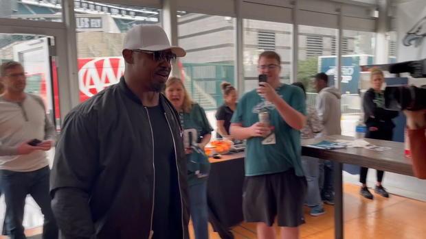 legendary-eagle-safety-brian-dawkins-hosts-watch-party-with-fans-2.jpg 