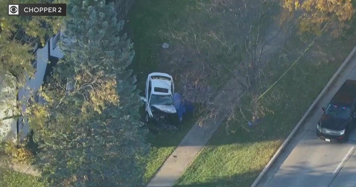 1 dead after multi-car crash on Chicago's Southwest Side - CBS Chicago