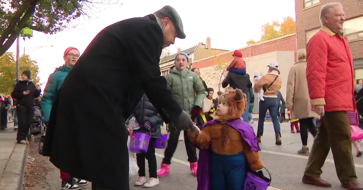 Trick or Treat on Southport brings festivity to Chicago community CBS