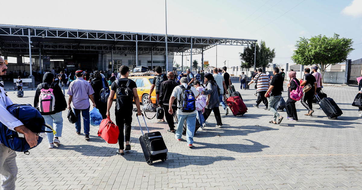 첫째, 외국인들은 라파 국경을 통해 가자지구를 떠나 이집트로 건너갑니다.