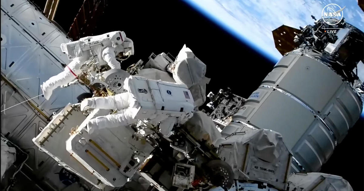 Астронавтите Джасмин Могбели и Лорал О'Хара излязоха извън Международната космическа