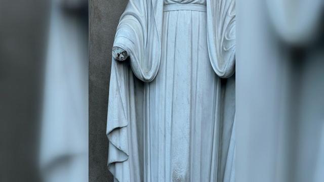 A statue of the Virgin Mary missing a right hand. 