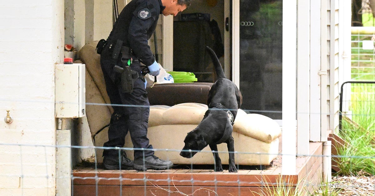 Eine Australierin wurde verhaftet, nachdem sie ein Brunch veranstaltet hatte, bei dem drei Gäste an einer Pilzvergiftung starben Eine Australierin wurde verhaftet, nachdem sie ein Brunch veranstaltet hatte, bei dem drei Gäste an einer Pilzvergiftung starben