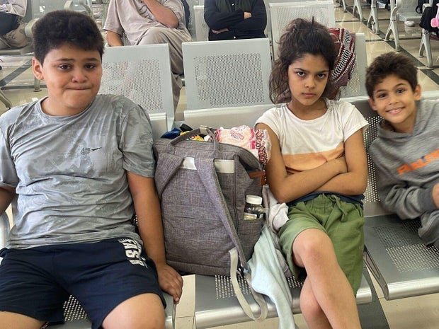 los tres hijos de Laila Bseiso, de origen palestino, Hassan, de 12 años; Nada, 10; y Mohammed, de 7 años, posan para una foto.