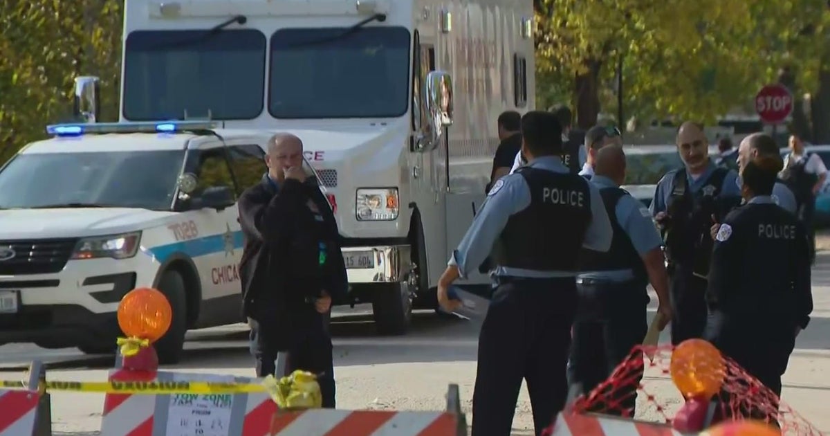 South Shore shootout leaves suspect killed, officer wounded - CBS Chicago