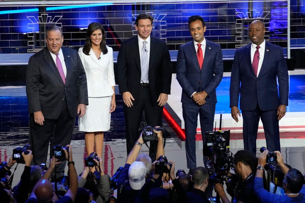Chris Christie, Nikki Haley, Ron DeSantis, Vivek Ramaswamy et Tim Scott montent sur scène lors du débat républicain le mercredi 8 novembre 2023 à Miami.