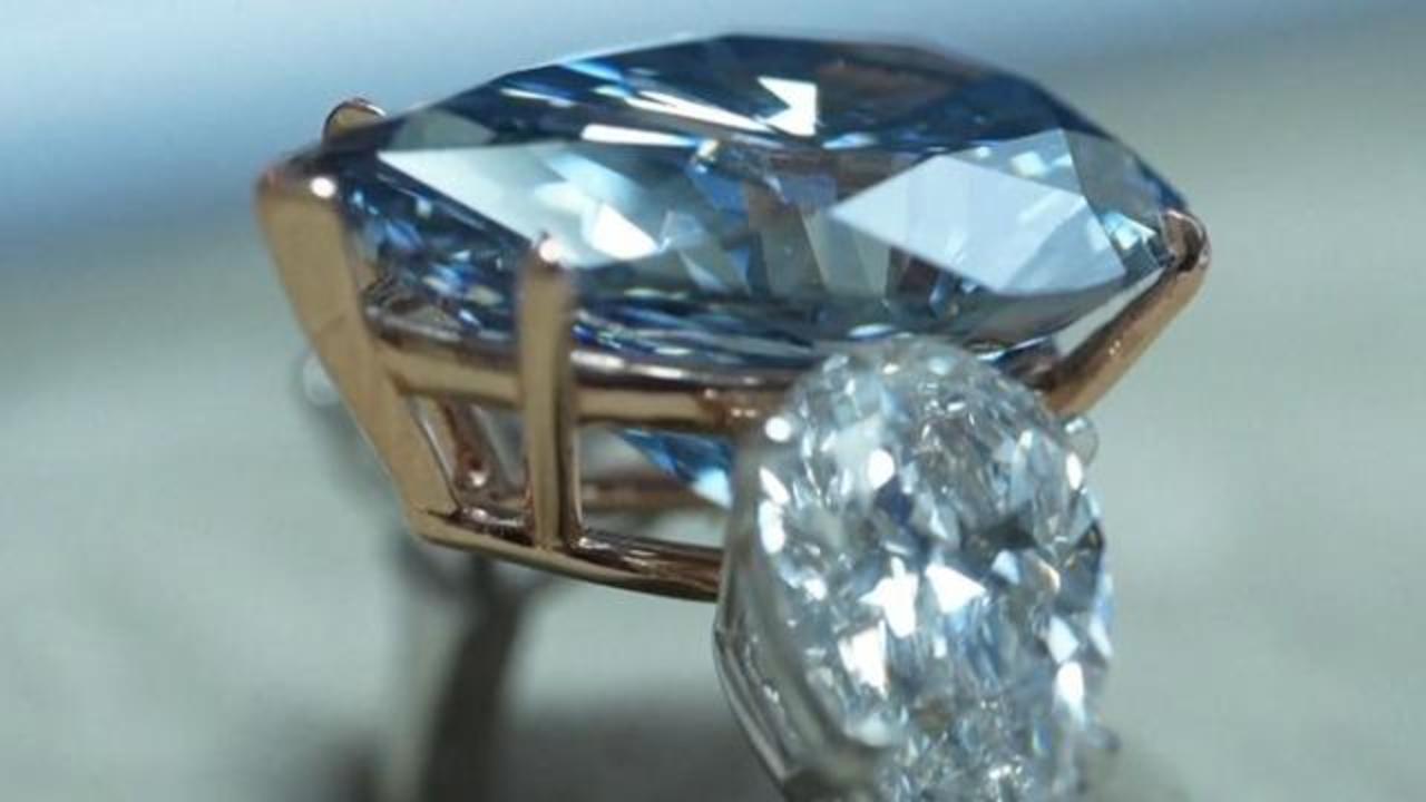 Diamante Bleu Royal é arrematado por quase US$ 44 milhões em