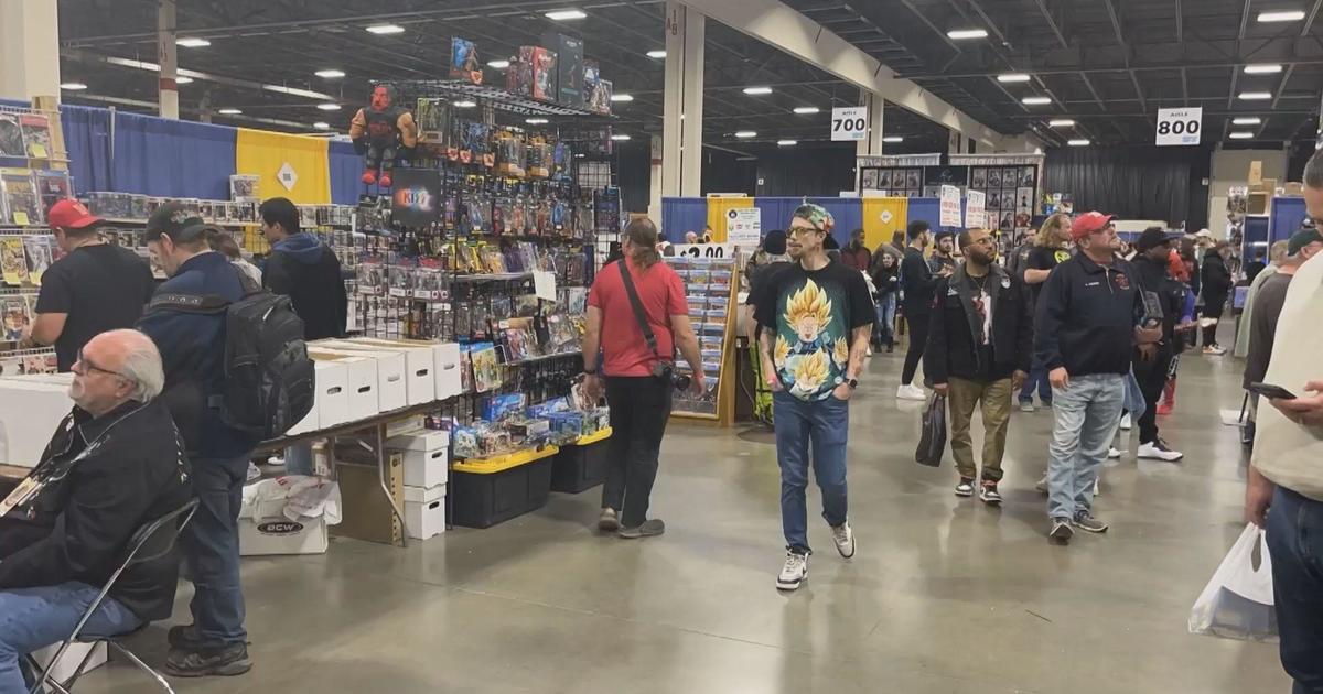 Thousands flock to Motor City Comic Con in Novi