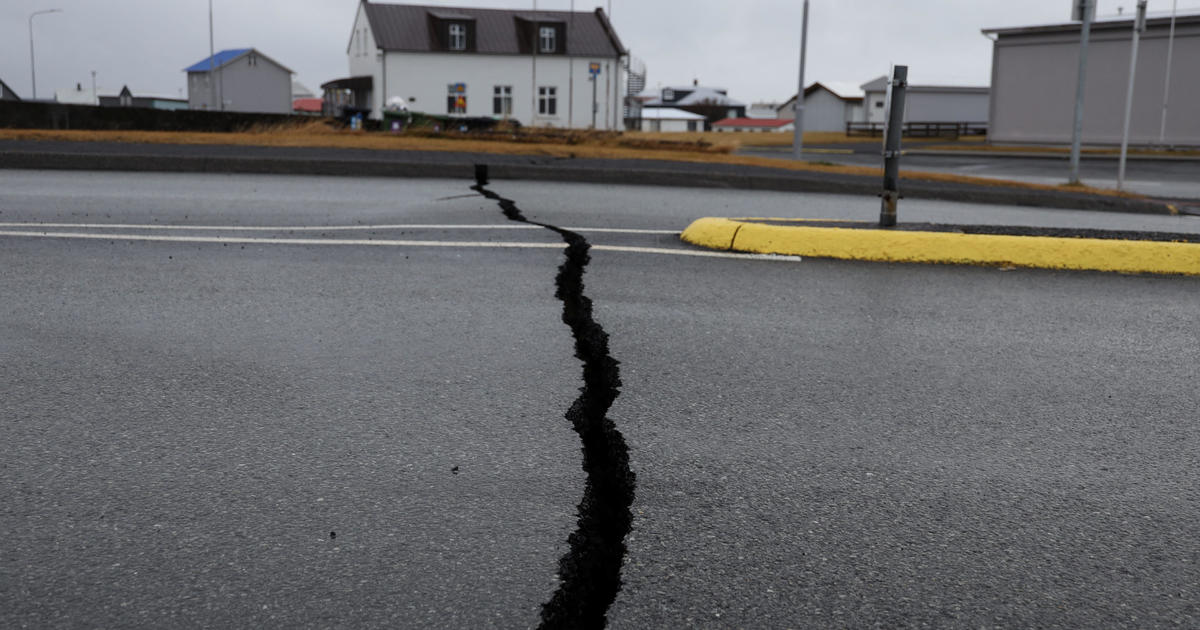 Iceland experiences another 800 earthquakes overnight as researchers find signs volcanic eruption is near