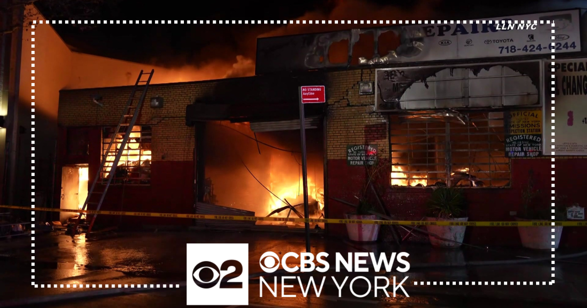 Fire breaks out at commercial building in Woodside, Queens - CBS New York