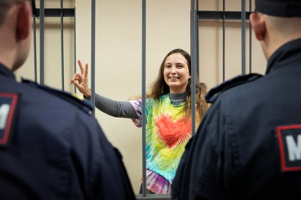 Sasha Skochilenko shows a victory sign in the court room