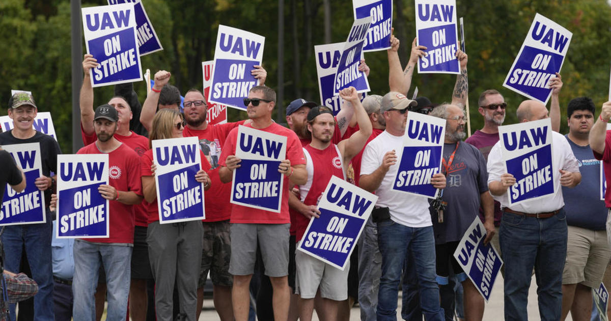 General Motors becomes 1st of Detroit automakers to seal deal with UAW members