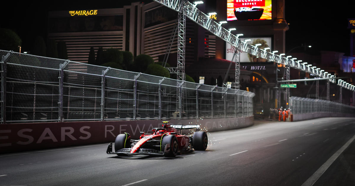 Il pilota di Formula 1 Carlos Sainz si schianta contro la copertura di una banca di Las Vegas investendo la sua Ferrari mentre la Formula 1 torna in città