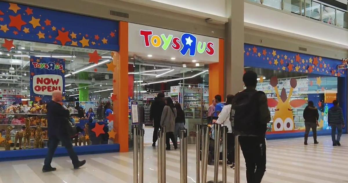 Toys R Us opens flagship store in Mall of America shopping, MOA