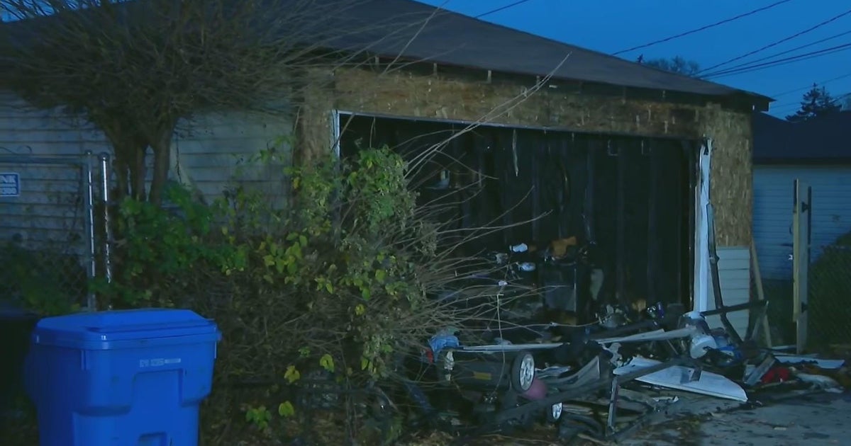 Garage fire on Chicago's Southeast Side leaves man dead - CBS Chicago