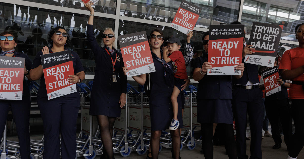 Стюардесите на American Airlines искат от федералните служители правото да