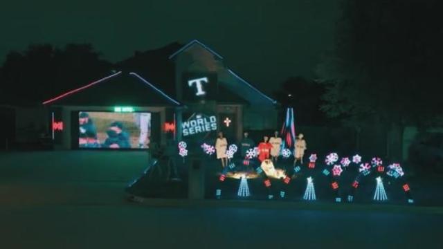 This Texas family #WentAndTookIt with their World Series-themed Christmas decorations 