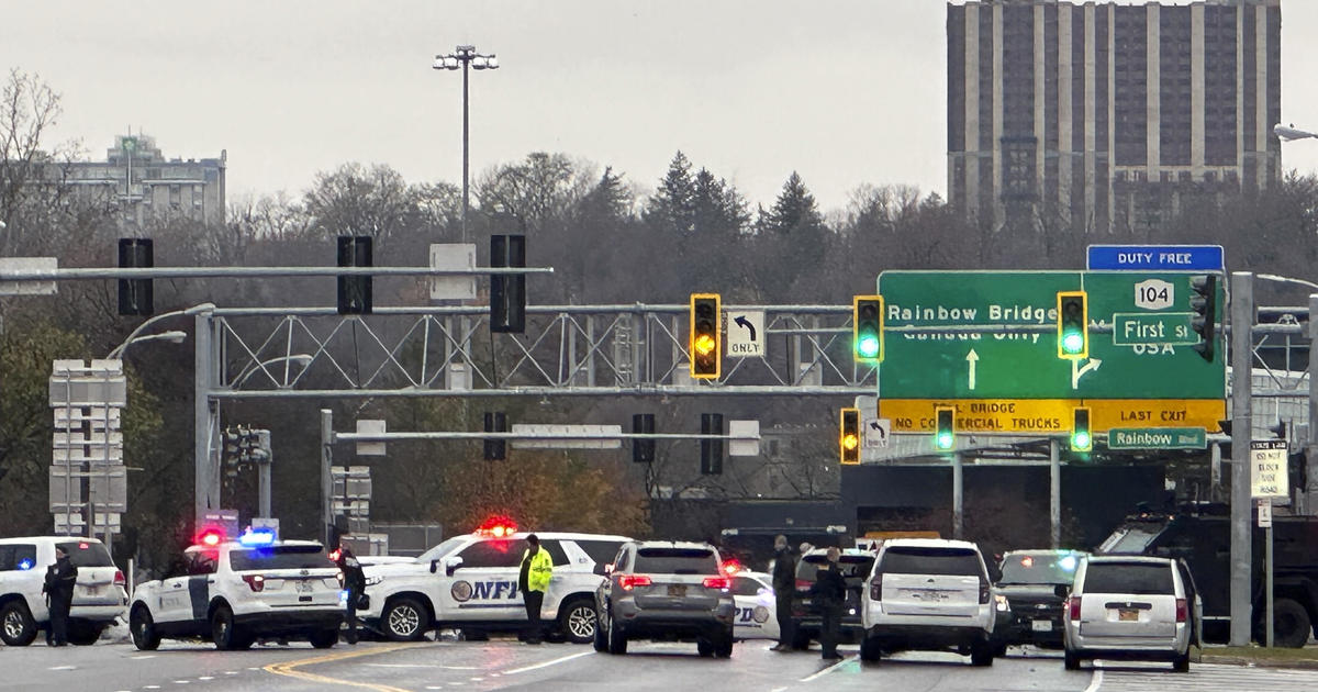2 dead in vehicle explosion at Rainbow Bridge near Niagara Falls; other U.S.-Canada border crossings reopen