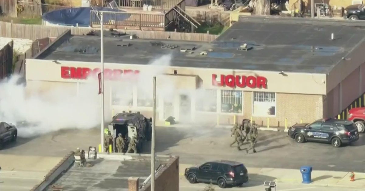 Armed robbery in Chicago suburb leads to SWAT response, arrests - CBS ...