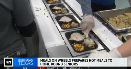 Meals on Wheels prepares hot meals for seniors on Thanksgiving - CBS Texas